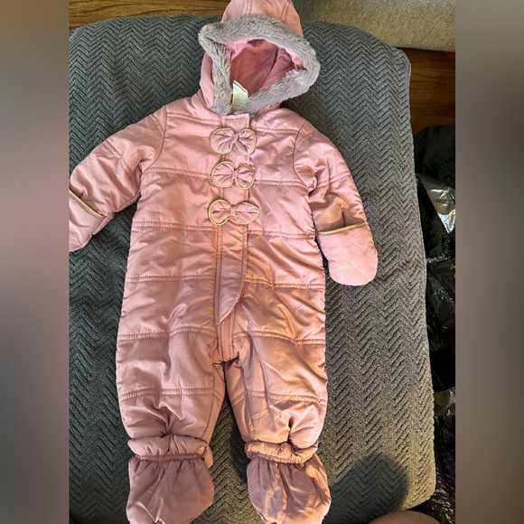 FIRST IMPRESSIONS Baby Girl Bow Faux-Fur Trim Snowsuit. Size 3-6 months. - Picture 1 of 7